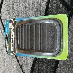 ROADSTER HOLDS GADGETS HANDS-FREE SMARTPHONE NAVIGATION